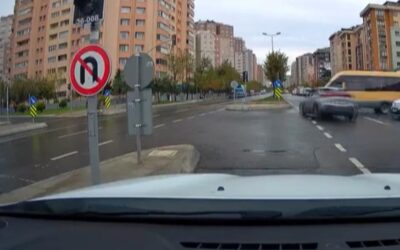 Kırmızı ışıkta geçen sürücü kazaya neden oldu: O anlar kamerada