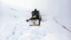 Kış erken bastırdı! Karda mahsur kalanlar kurtarıldı