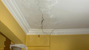 Kocaeli'de 4 katlı binada çatlak paniği: Aileler tahliye edildi, inceleme başlatıldı