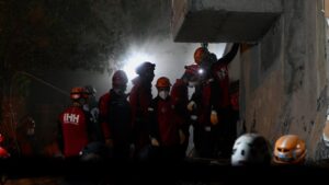 Kocaeli'de binanın çöktüğü bölgede evleri tedbiren boşaltılan aileler misafir edilecek