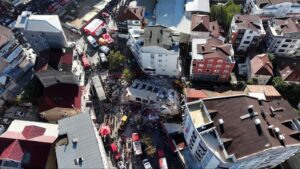 Kocaeli'de çöken binanın çevresinde evi ve dükkanı bulunanlar eşyalarını aldı