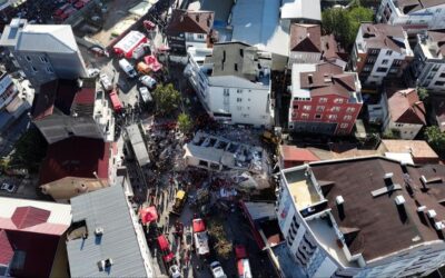 Kocaeli'de çöken binanın çevresinde evi ve dükkanı bulunanlar eşyalarını aldı