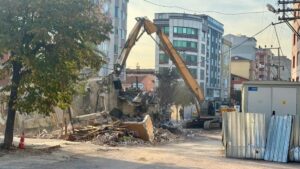 Kocaeli'de çöken binanın enkazını kaldırma çalışmaları başladı