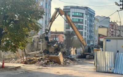 Kocaeli'de çöken binanın enkazını kaldırma çalışmaları başladı