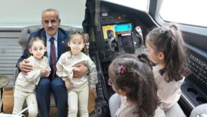 Kokpitte samimi anlar… Bakan Uraloğlu'ndan uçak meraklısı ikizlere sürpriz
