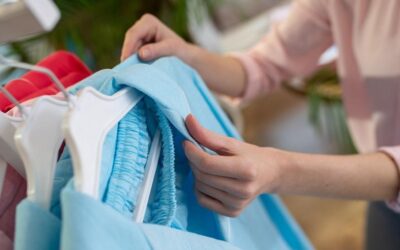 Kuru temizlemeye binlerce lira dökmeye gerek yok! Evde kıyafet temizleme ve koku gidermenin 4 yöntemi