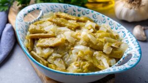 Lif deposu akşam yemeği: Zeytinyağlı pırasa tarifi! Saatlerce tok tutuyor