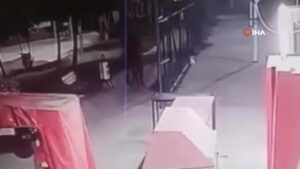 Lise öğrencilerini dövüp bıçakladılar! O anlar kamerada