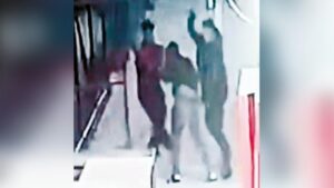 Liseli arkadaşlara parkta dayak