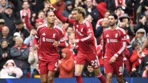 Liverpool, Everton'ı 2 golle yıktı