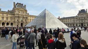 Louvre Müzesi hırsızları DNA veritabanıyla yakalandı
