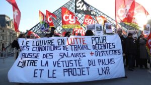 Louvre Müzesi personeli kötü çalışma şartları yüzünden grevde