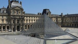 Louvre Müzesi'nde soygun paniği: 9 parça mücevher çalındı