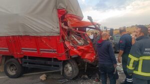 Mazıdağı'nda trafik faciası: Kamyon ile kamyonetin çarpıştığı kazada 14 kişi yaralandı