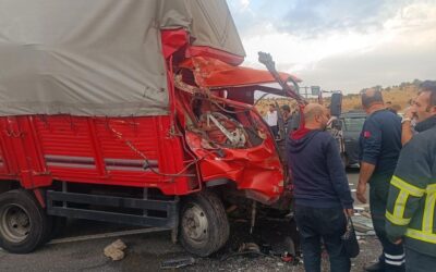 Mazıdağı'nda trafik faciası: Kamyon ile kamyonetin çarpıştığı kazada 14 kişi yaralandı