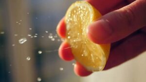 Meğer kolay yolu buymuş! Limonu böyle sıkın suyu bol bol aksın