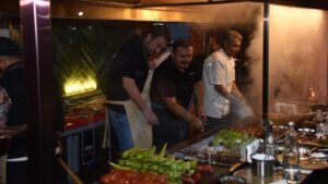 Mekan açılışında kebap şov! Ünlüler ocak başında buluştu