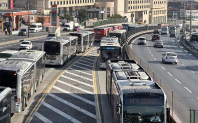 Metrobüs hattında trafik kazası: Seferler aksadı uzun kuyruklar oluştu