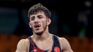 Milli güreşçi Tolga Özbek'ten bronz madalya