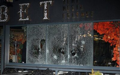 Motosikletli saldırganlar iş yerini kurşun yağmuruna tuttu