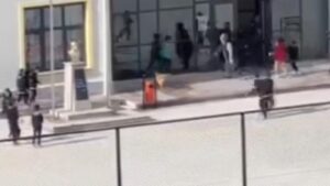 Okul bahçesine giren köpek çocuklara büyük panik yaşattı: O anlar kamerada