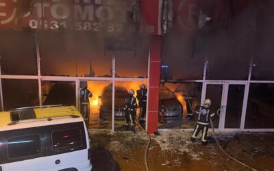 Oto galeride yangın: Çok sayıda araç hasar gördü