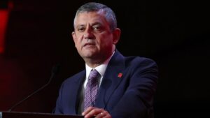 Özgür Özel 579 sayfayı 40 dakikada nasıl okudu? CHP'de derin sessizlik