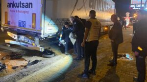 Park halindeki tıra çarptı! Motosikletli genç kazada hayatını kaybetti