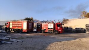 Plastik malzeme dolu depoda yangın: Dumanlar metrelerce öteden görüldü