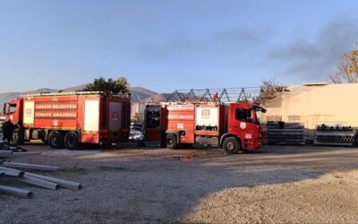 Plastik malzeme dolu depoda yangın: Dumanlar metrelerce öteden görüldü