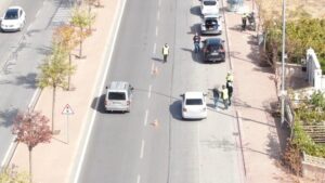 Polisi görünce sürücü değiştirdiler, drondan kaçamadılar