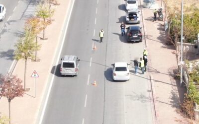 Polisi görünce sürücü değiştirdiler, drondan kaçamadılar