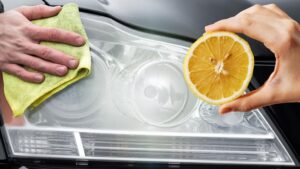 Sararmış araba farlarını gıcır gıcır yapıyor! Limonun üzerine 1 kaşık dökün ve silin, ayna gibi oluyor