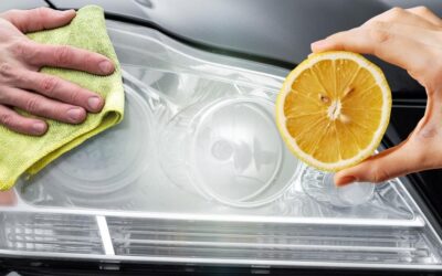 Sararmış araba farlarını gıcır gıcır yapıyor! Limonun üzerine 1 kaşık dökün ve silin, ayna gibi oluyor