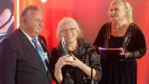 Sinema ve dizi sektöründe başarılı isimler ödüllendirildi