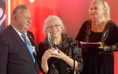 Sinema ve dizi sektöründe başarılı isimler ödüllendirildi