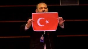 Skandal belgelendi! Türk bayrağını yırtan ırkçıya binlerce euro