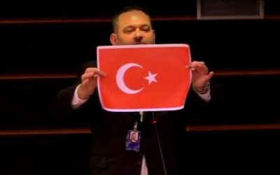 Skandal belgelendi! Türk bayrağını yırtan ırkçıya binlerce euro