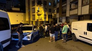 Sokak savaş alanına döndü! Yokuş aşağı inen sürücü 8 araca çarptı