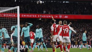 Son dakikaları nefes kesen maçta Arsenal 90+3'te hayat buldu!