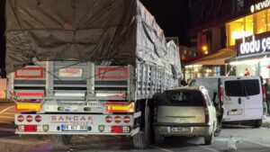 Sultangazi'de trafik kazası… Kontrolden çıkan tır 4 araca çarptı