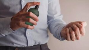Sürekli parfüm alanlar dikkat! Bu yöntem kalıcı etkisini artırıyor…