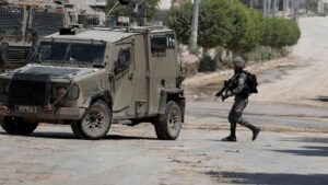 Suriye'de bir köyü işgal eden İsrail devriyesi halk tarafından taşlanarak bölgeden çıkarıldı