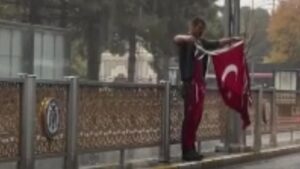 Takdir toplayan hareket! Türk bayraklarını yerde bırakmadı