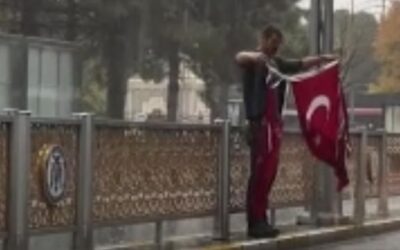 Takdir toplayan hareket! Türk bayraklarını yerde bırakmadı
