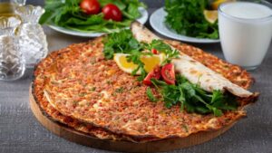 Taş fırın lezzeti sofranızda: Ev yapımı lahmacun tarifi