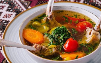 Tek yudumu kutu kutu kolajene bedel: En kolay kemik suyu çorbası! Püf noktası kaynarken bir diş eklemek