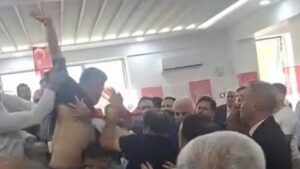 Tekmeler ve yumruklar havada uçuştu! CHP kongresinde ortalık yine karıştı