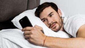 Telefonu yastığın altına koyanlar yandı