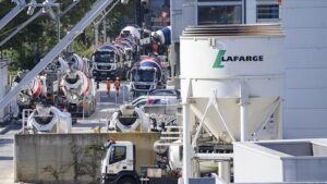 Terör örgütünü finanse ile suçlanıyor… Fransız şirketi Lafarge'ın davası ertelendi